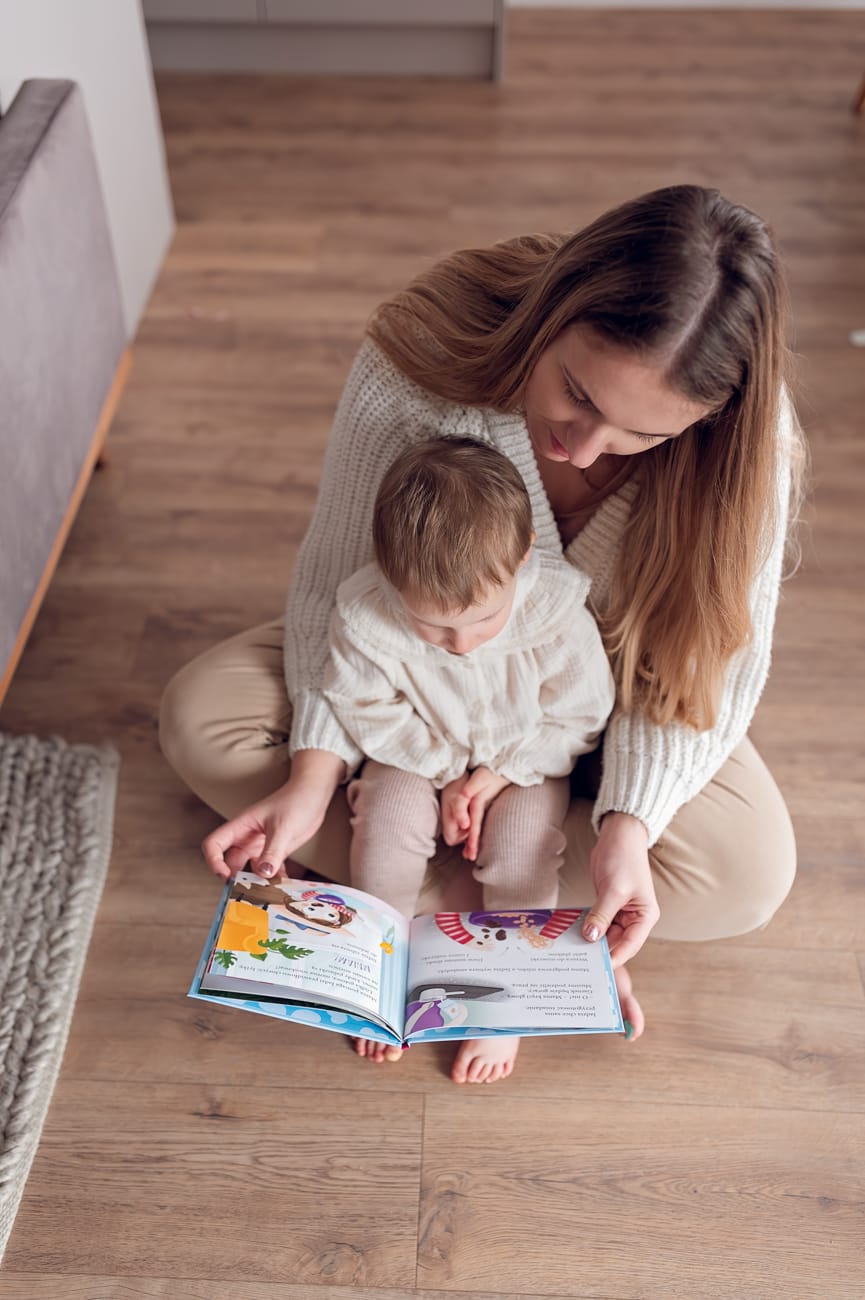 Czytanie książeczkii sesja rodzinna w domu
