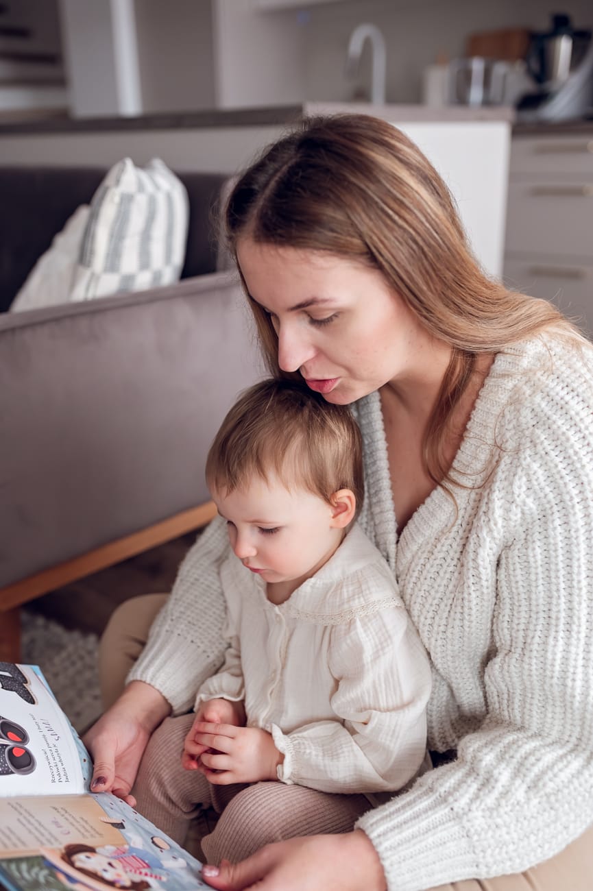 Dziewczynka bawi się sesja rodzinna w domu
