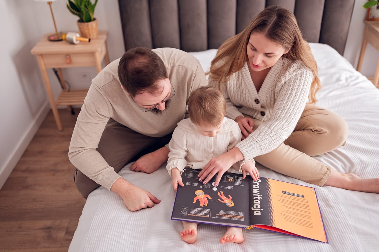 Wspólne czytanie sesja rodzinna w domu Trójmiasto