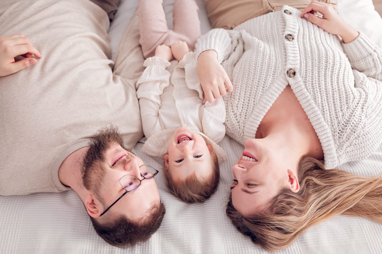 Rodzice z córką sesja rodzinna w domu Trójmiasto
