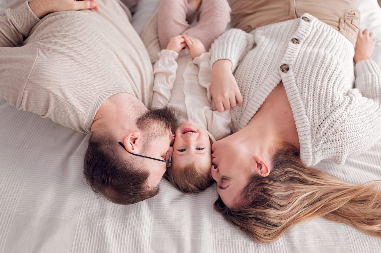 Rodzina w basenie z kulkami sesja w domu