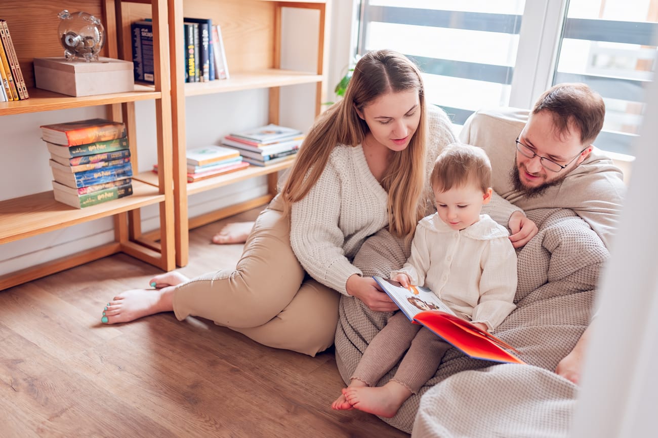 Dziewczynka ogląda galerię zdjęć na ścianie sesja w domu