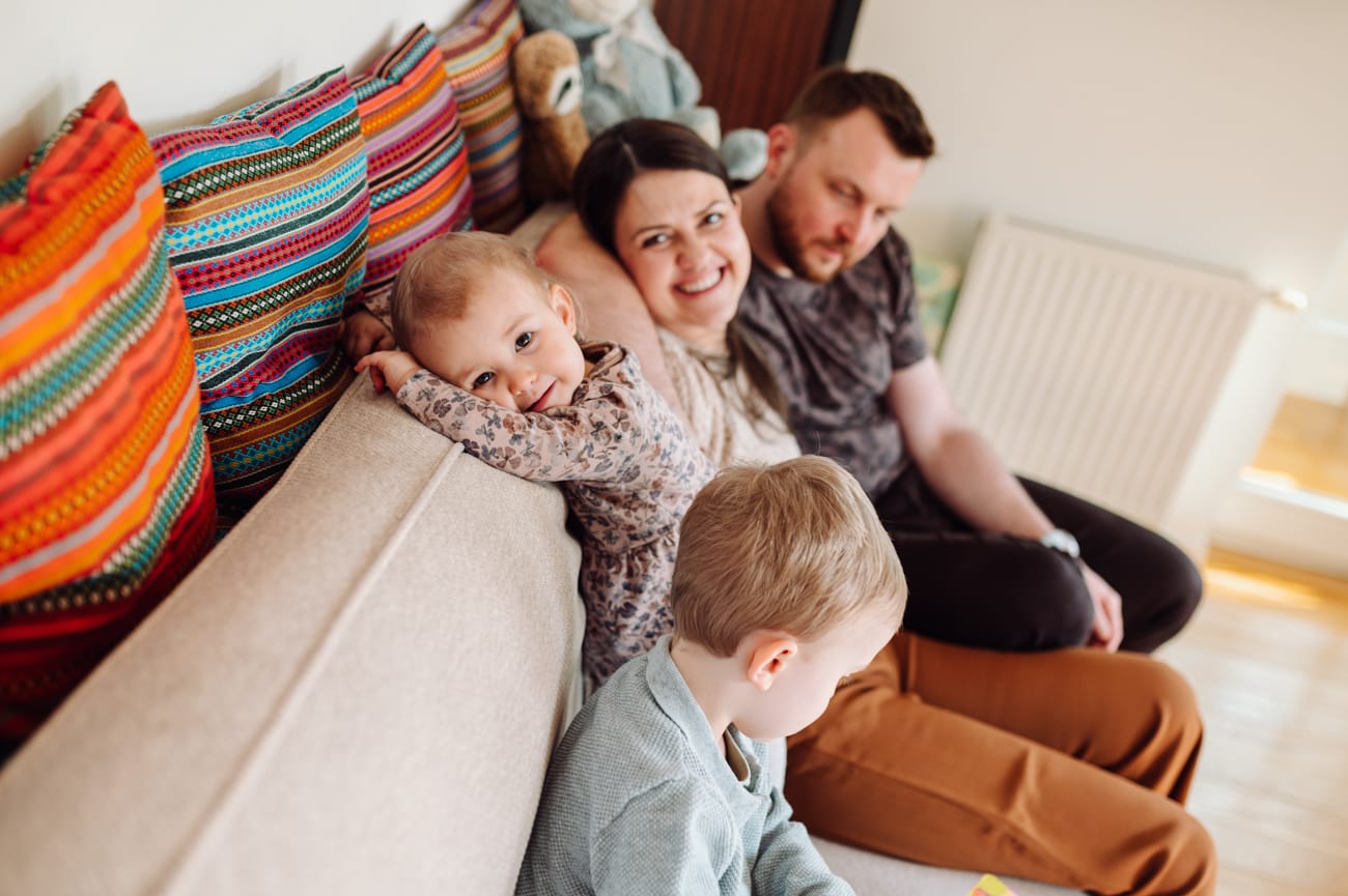 Rodzice z dziećmi na kanapie podczas domowej sesji rodzinnej — Sopot