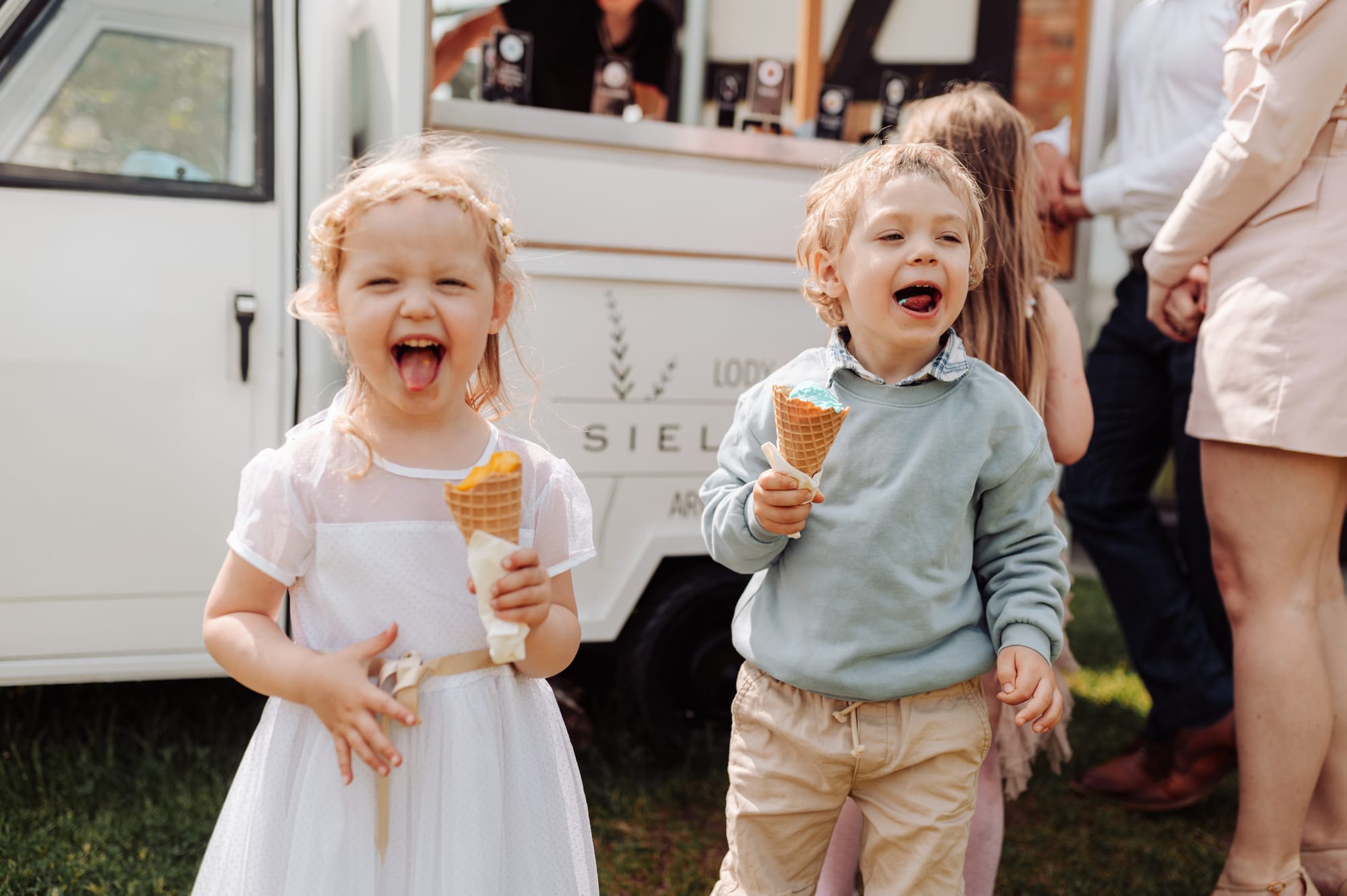 Roześmiane dzieci z lodami złapane podczas reportażu z komunii — Gdańsk