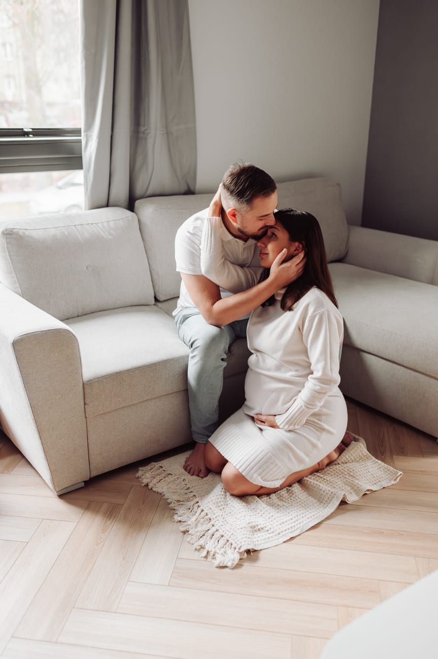 Para przytulona sesja ciążowa w domu Gdynia