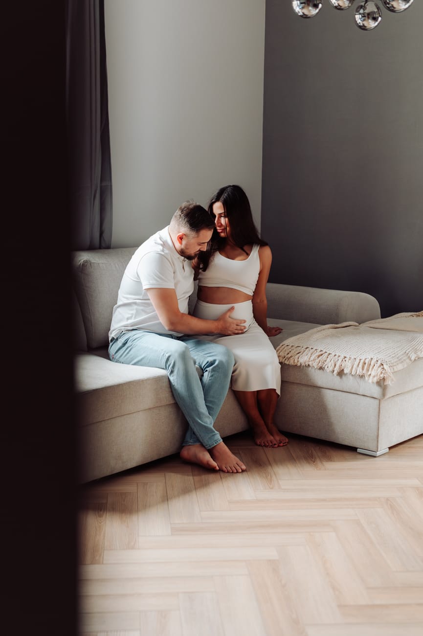 Para w salonie sesja ciążowa w domu Gdynia