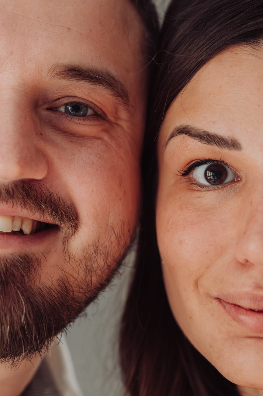 Portret rodziców naturalna sesja ciążowa w domu Gdynia
