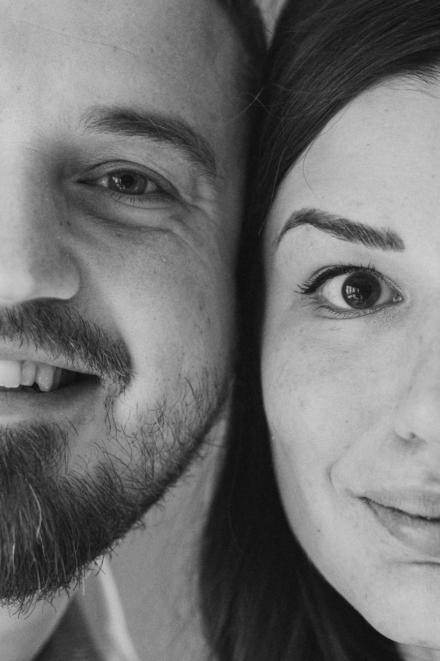 Czarno biały portret rodziców sesja ciążowa w domu Gdynia
