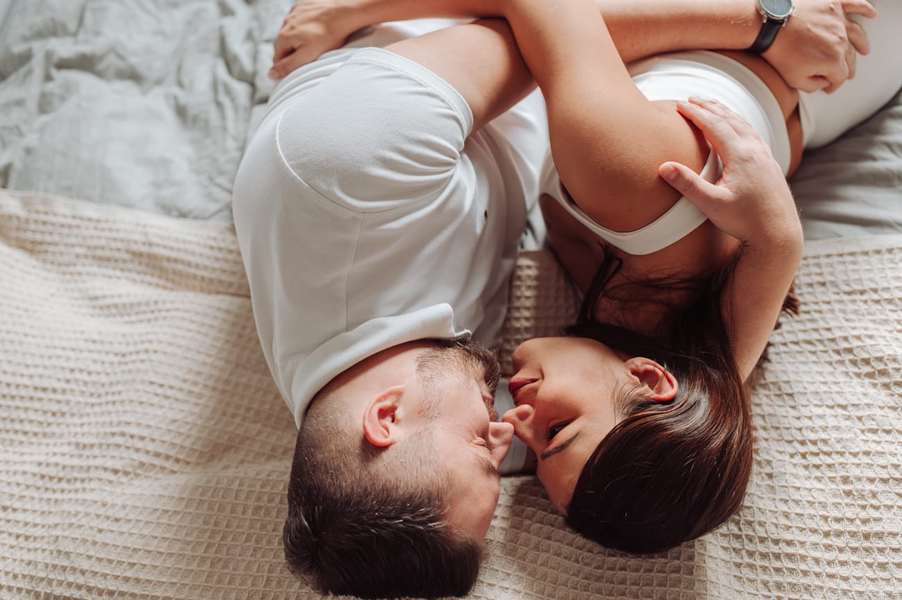 Para w sypialni sesja ciążowa w domu Gdynia