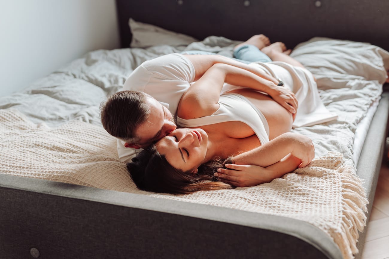 Para na łóżku sesja ciążowa w domu Gdynia