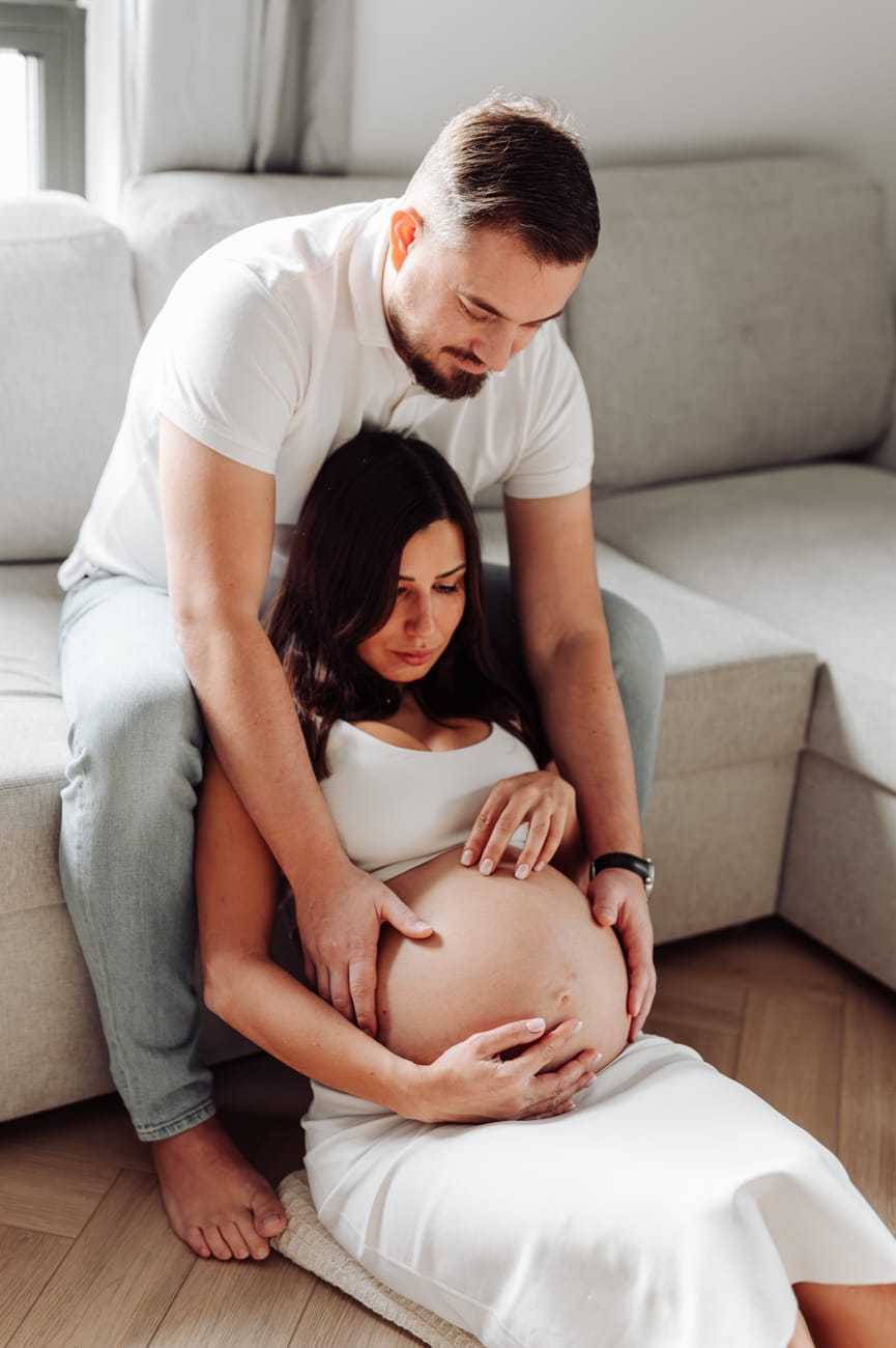 Dłonie na brzuszku sesja ciążowa w domu Gdynia