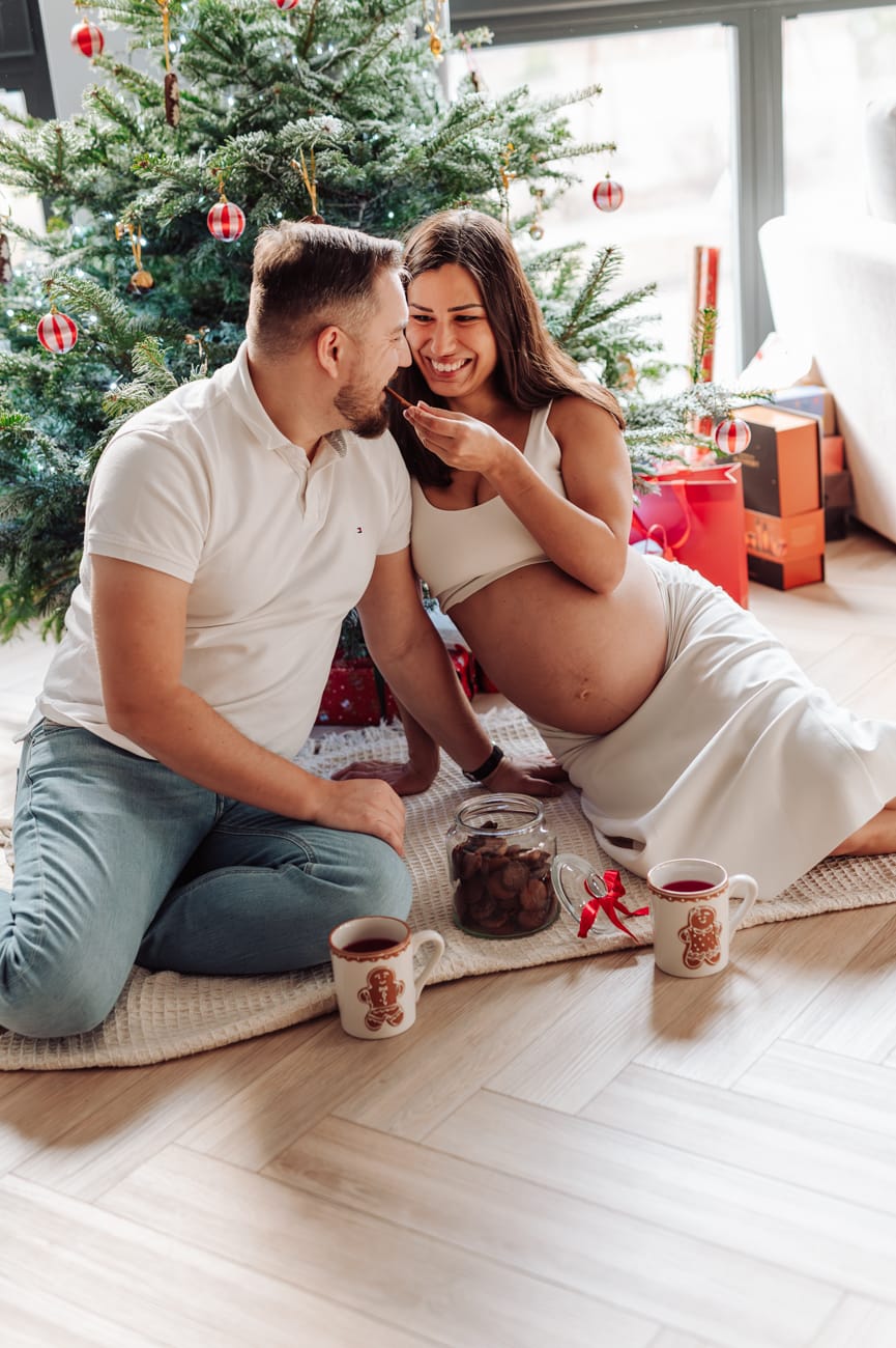 Radosny portret rodziców przy choince sesja ciążowa Gdynia
