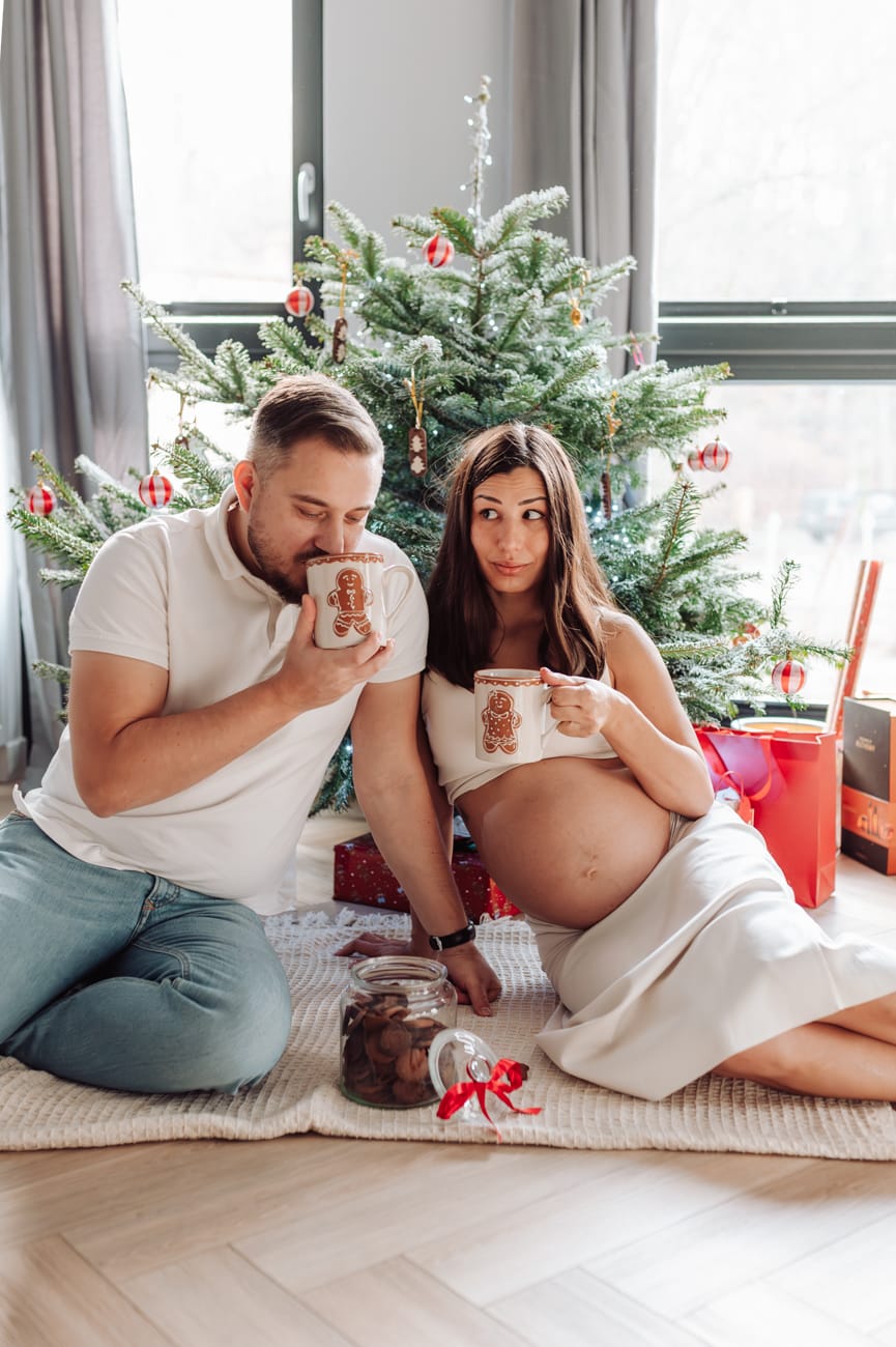 Brzuszek ciążowy naturalne światło sesja Gdynia choinka