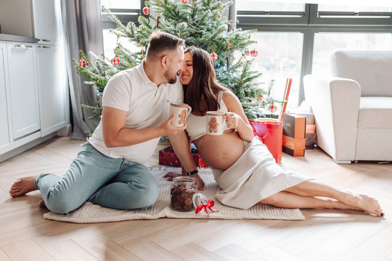 Para w domu przy choince sesja ciążowa naturalne światło
