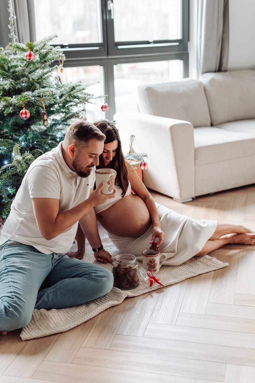 Mama w ciąży przy choince sesja w domu Gdynia