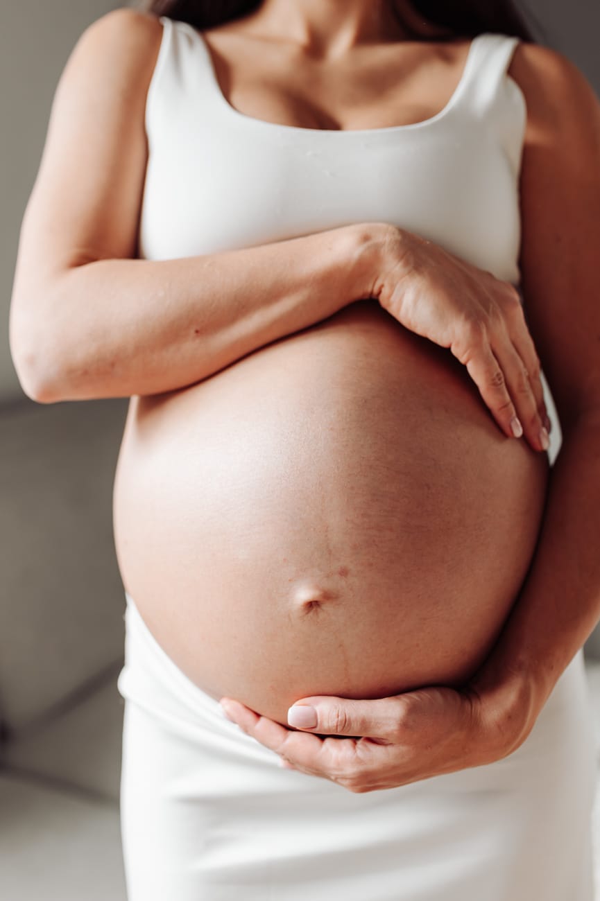 Brzuszek ciążowy przy oknie sesja w domu Gdynia