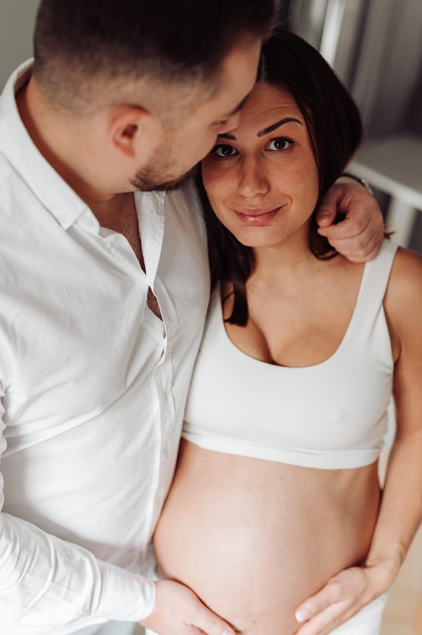 Mama w ciąży w bieliźnie sesja w domu Gdynia