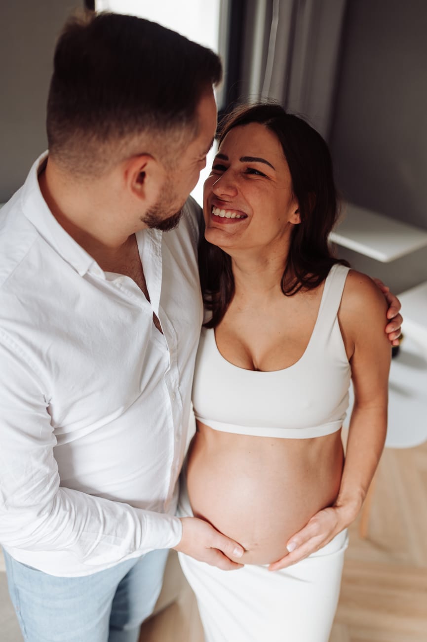 Mama w ciąży sesja ciążowa w domu Gdyni