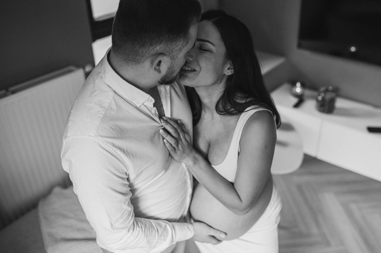 Para przytulona sesja ciążowa w domu Gdynia