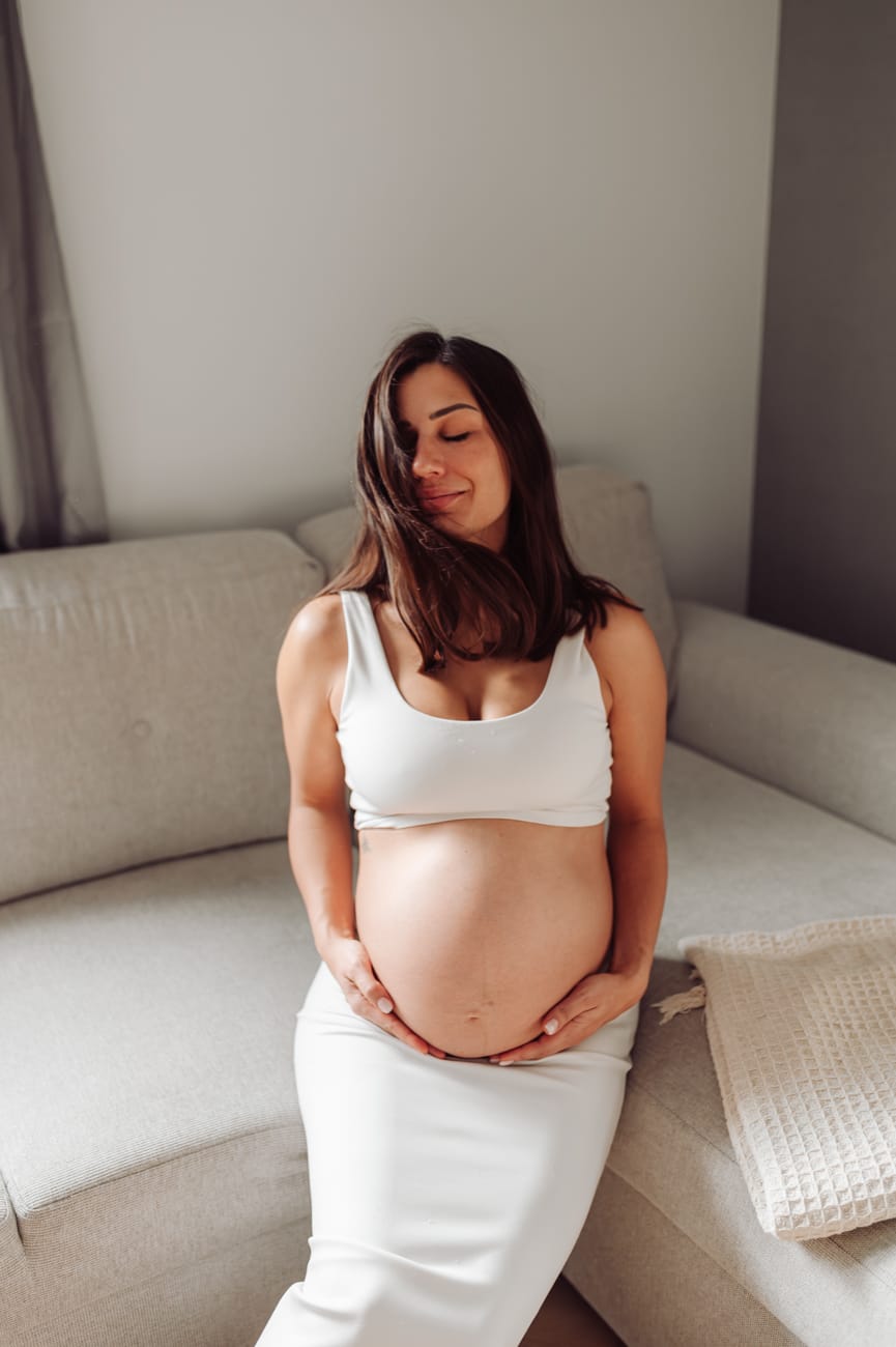 Portret mamy w ciąży naturalne światło Gdynia