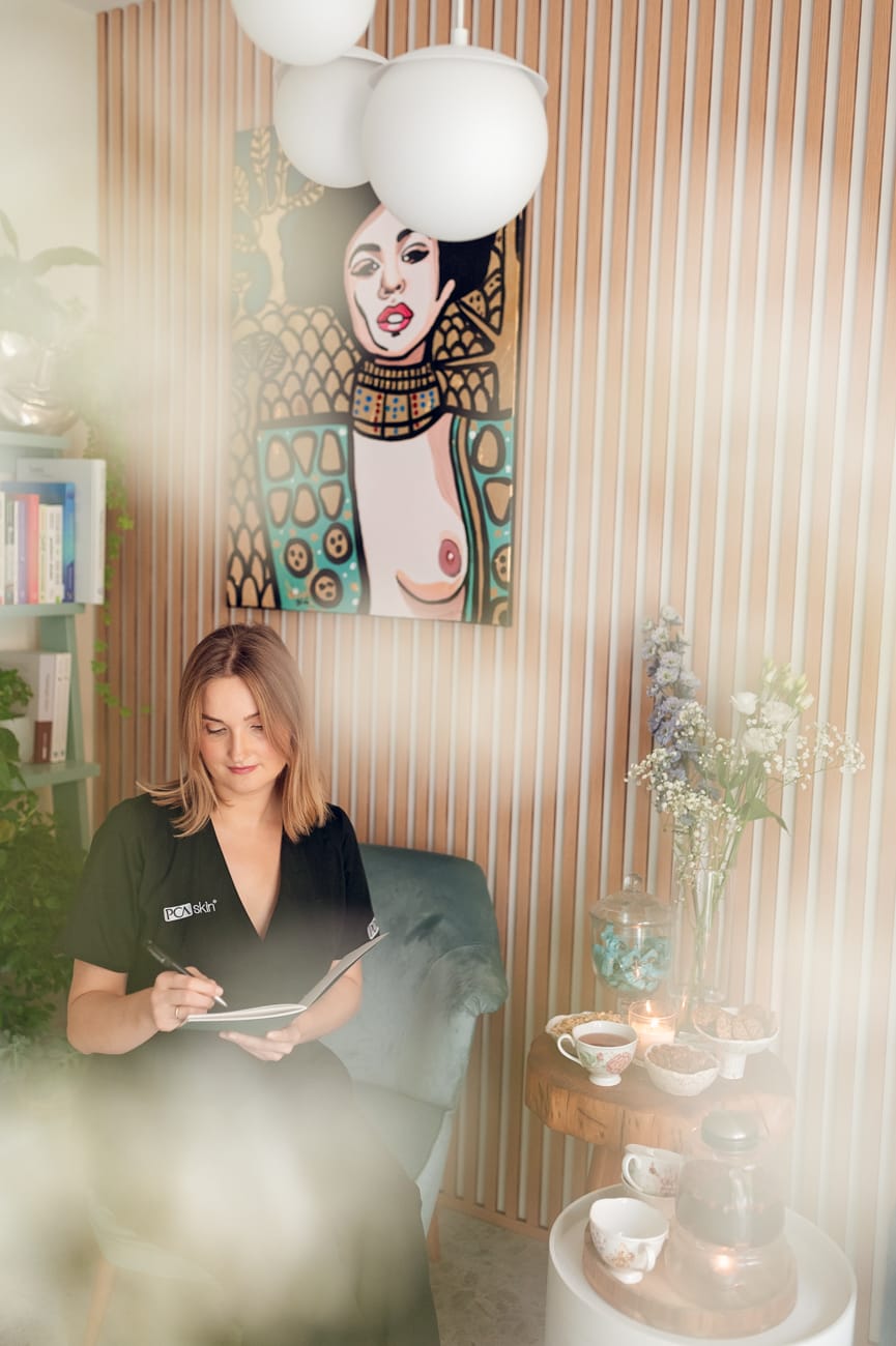 Naturalne zdjęcia w sesji wizerunkowej kobiecej marki