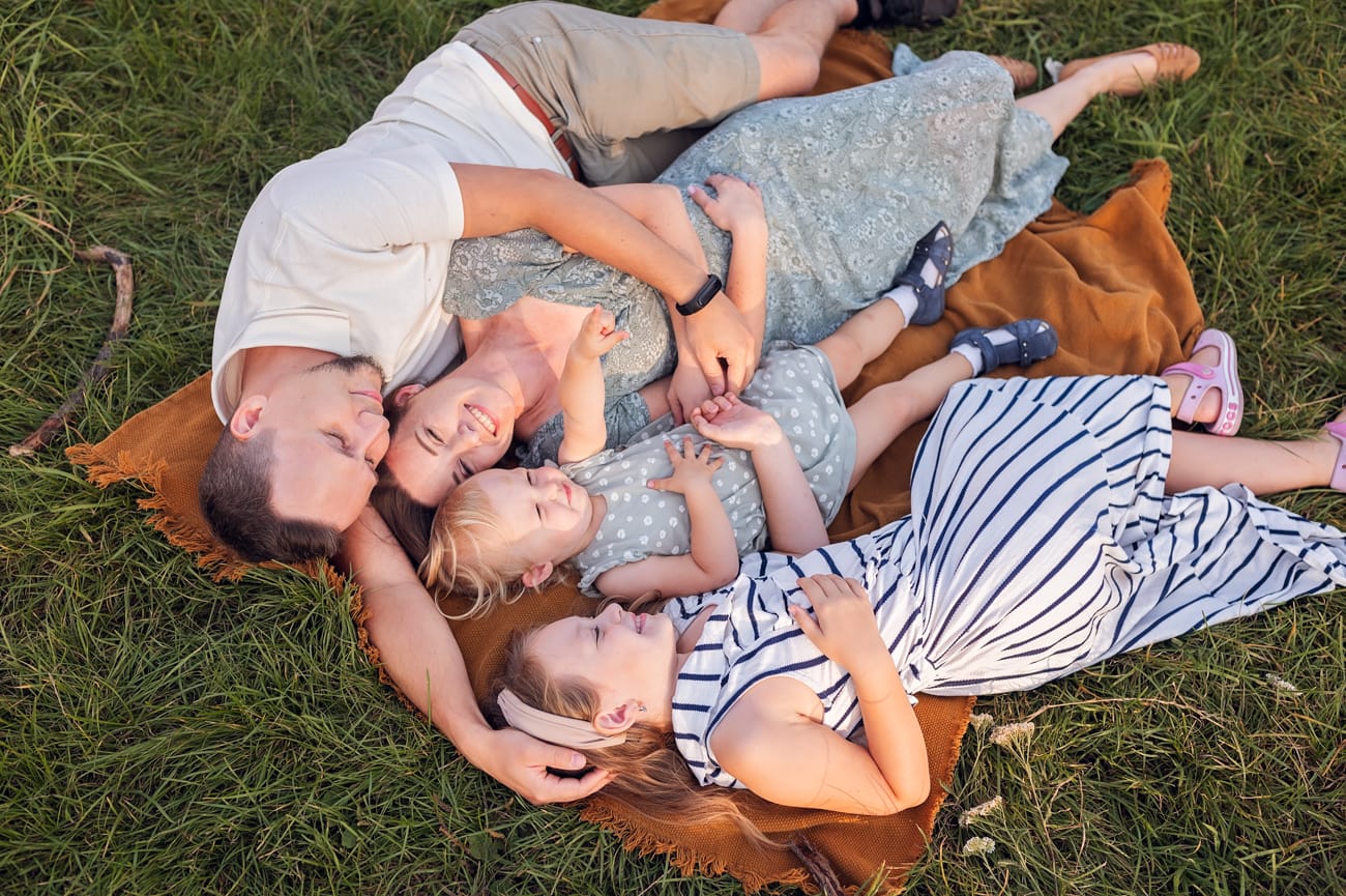 Rodzina w złotym świetle sesja w plenerze Gdynia 