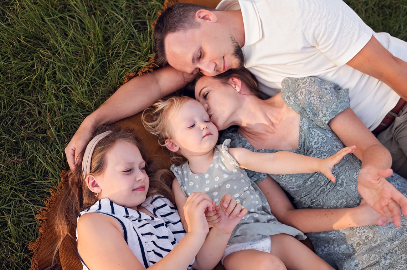 Rodzinne przytulanie na łące sesja w plenerze Gdynia