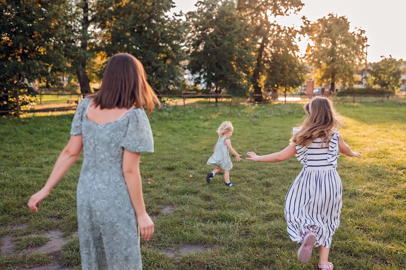 Rodzina bawi się w plenerze sesja rodzinna Gdynia