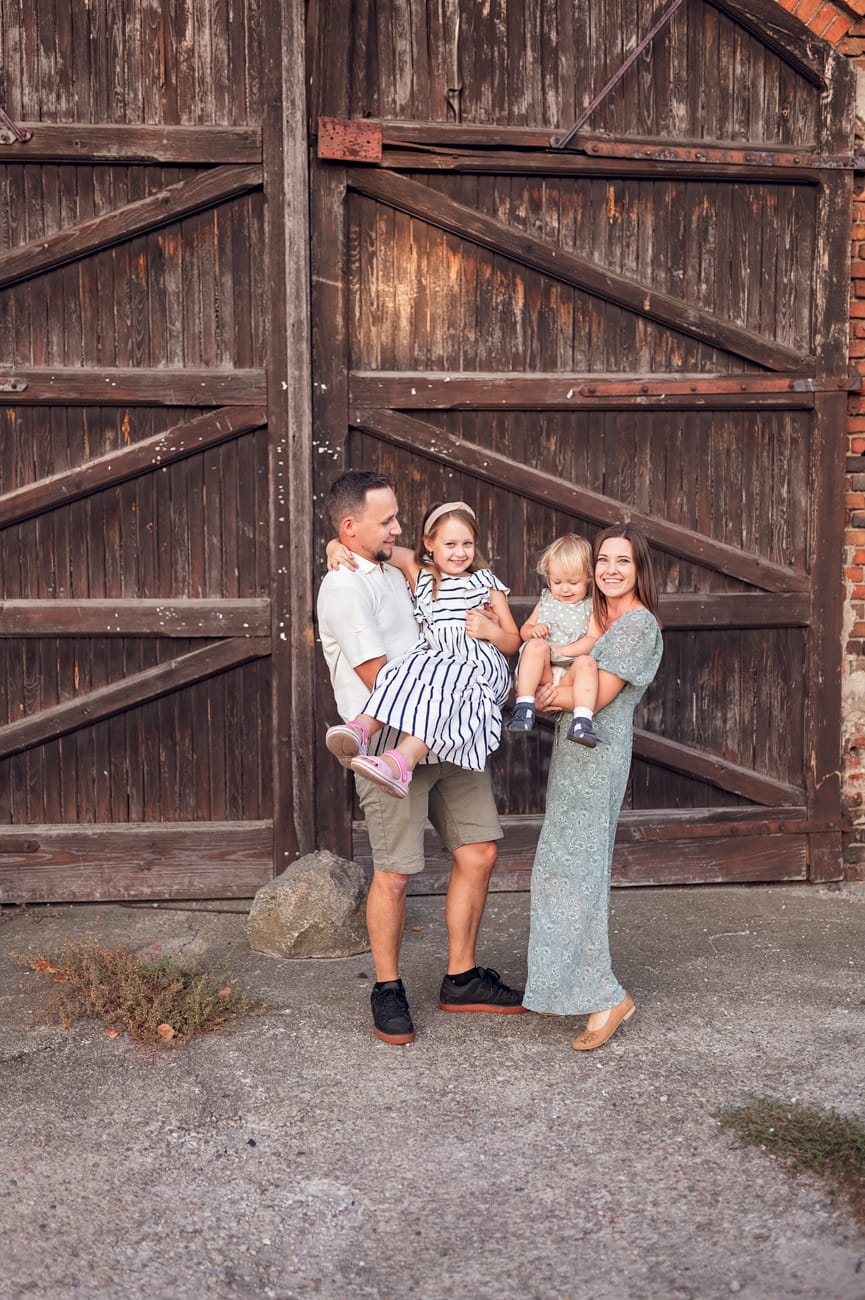 Rodzice z córkami przy stajniach sesja rodzinna Gdynia