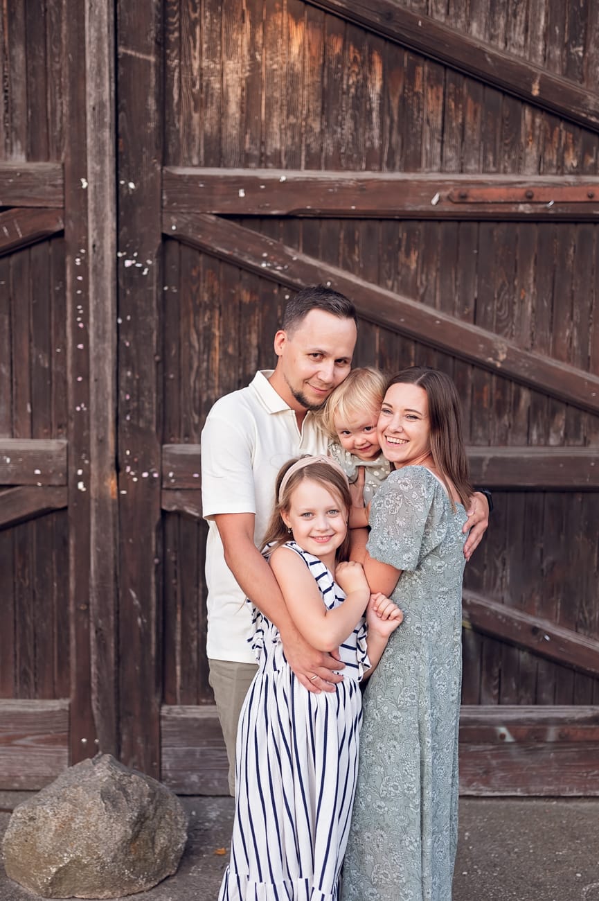 Rodzina przy stajniach sesja w plenerze Gdynia