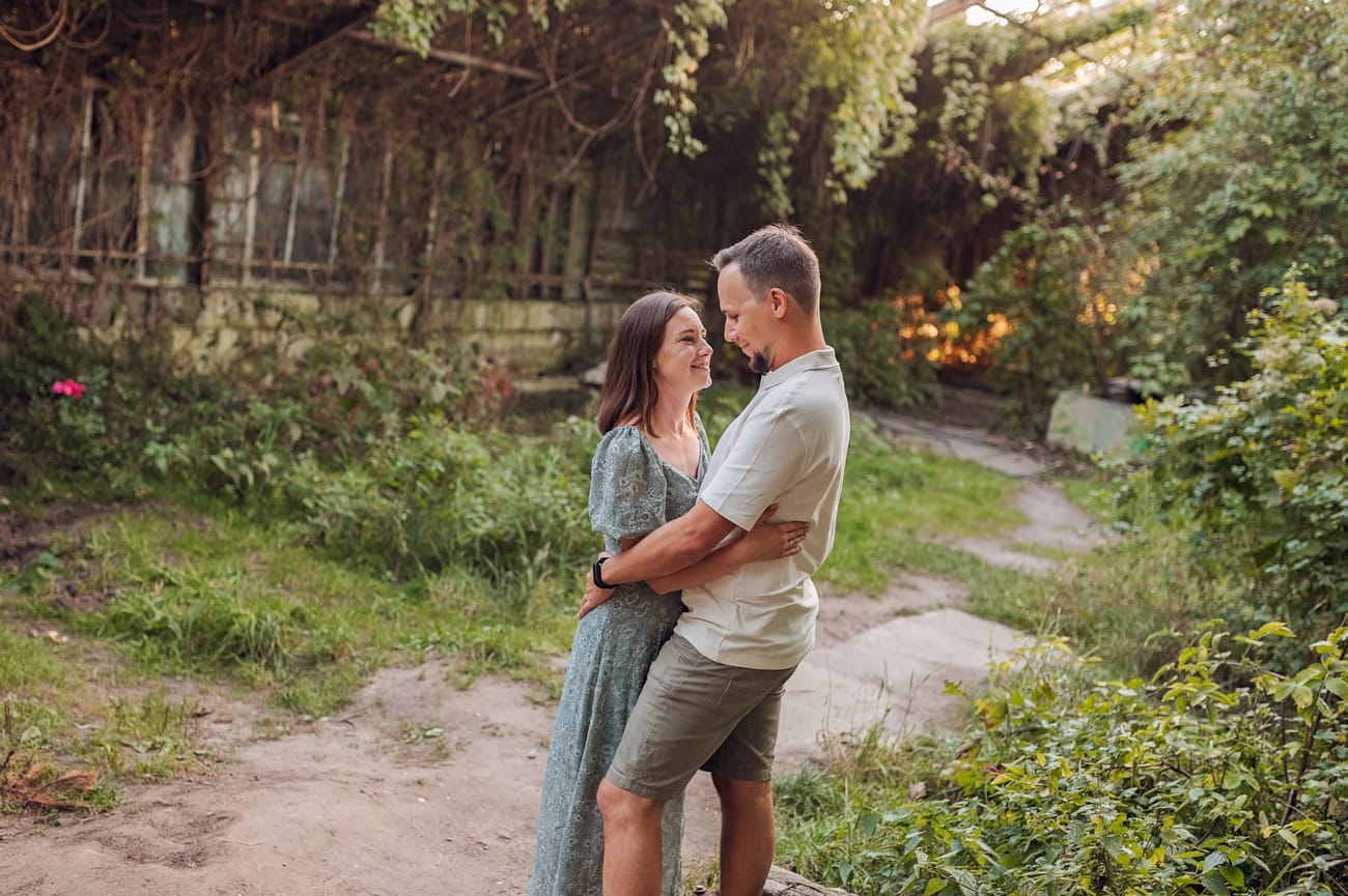 Rodzice w parku sesja rodzinna w plenerze Gdynia