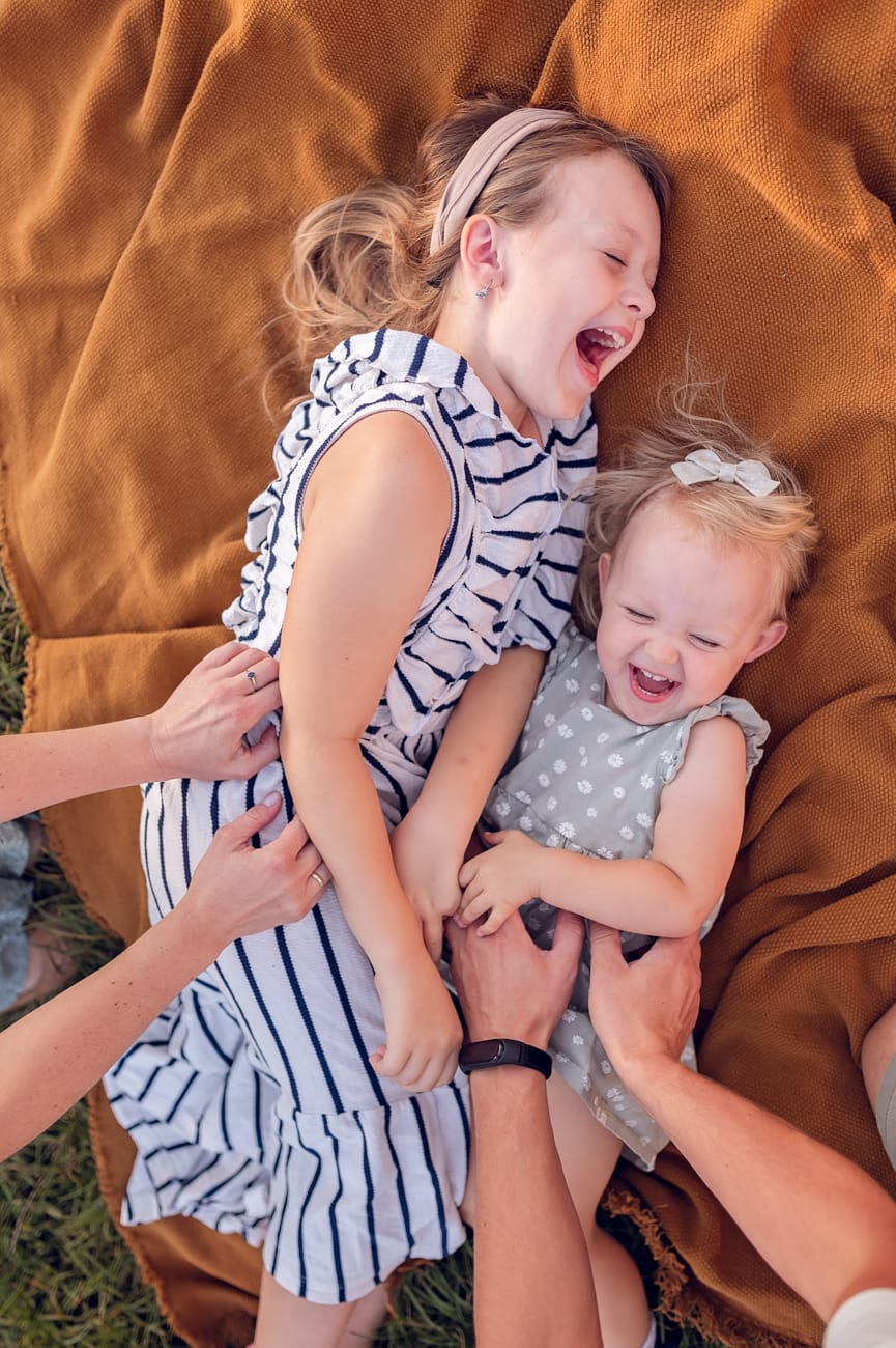 Rodzina bawi się w plenerze sesja rodzinna Gdynia