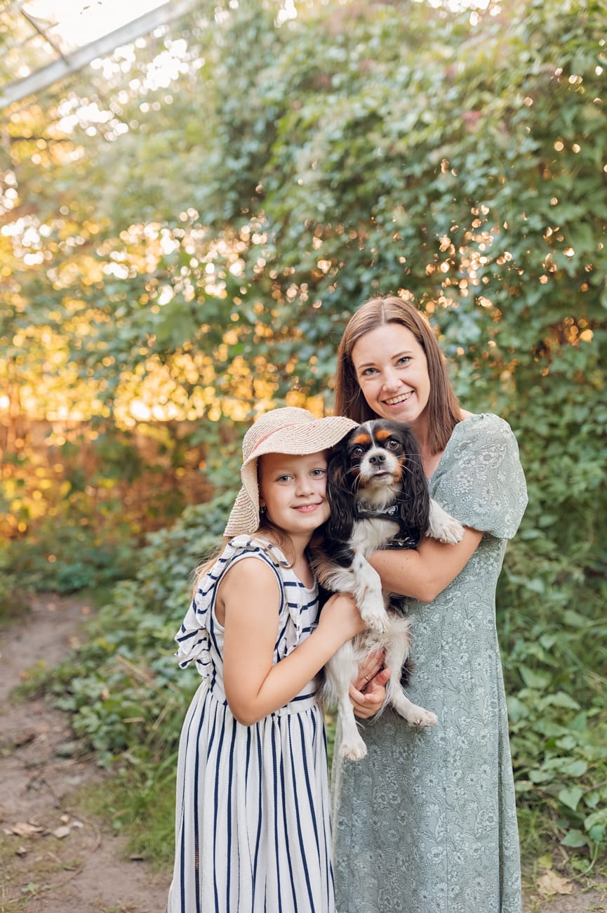 Mama z córką i psemi sesja w plenerze Gdynia
