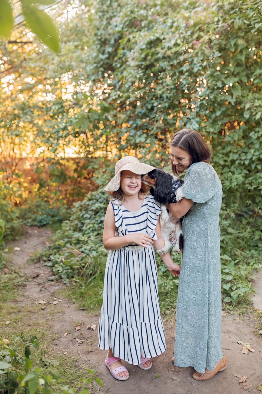 Portret mamy z córką i psem sesja rodzinna w plenerze Gdynia
