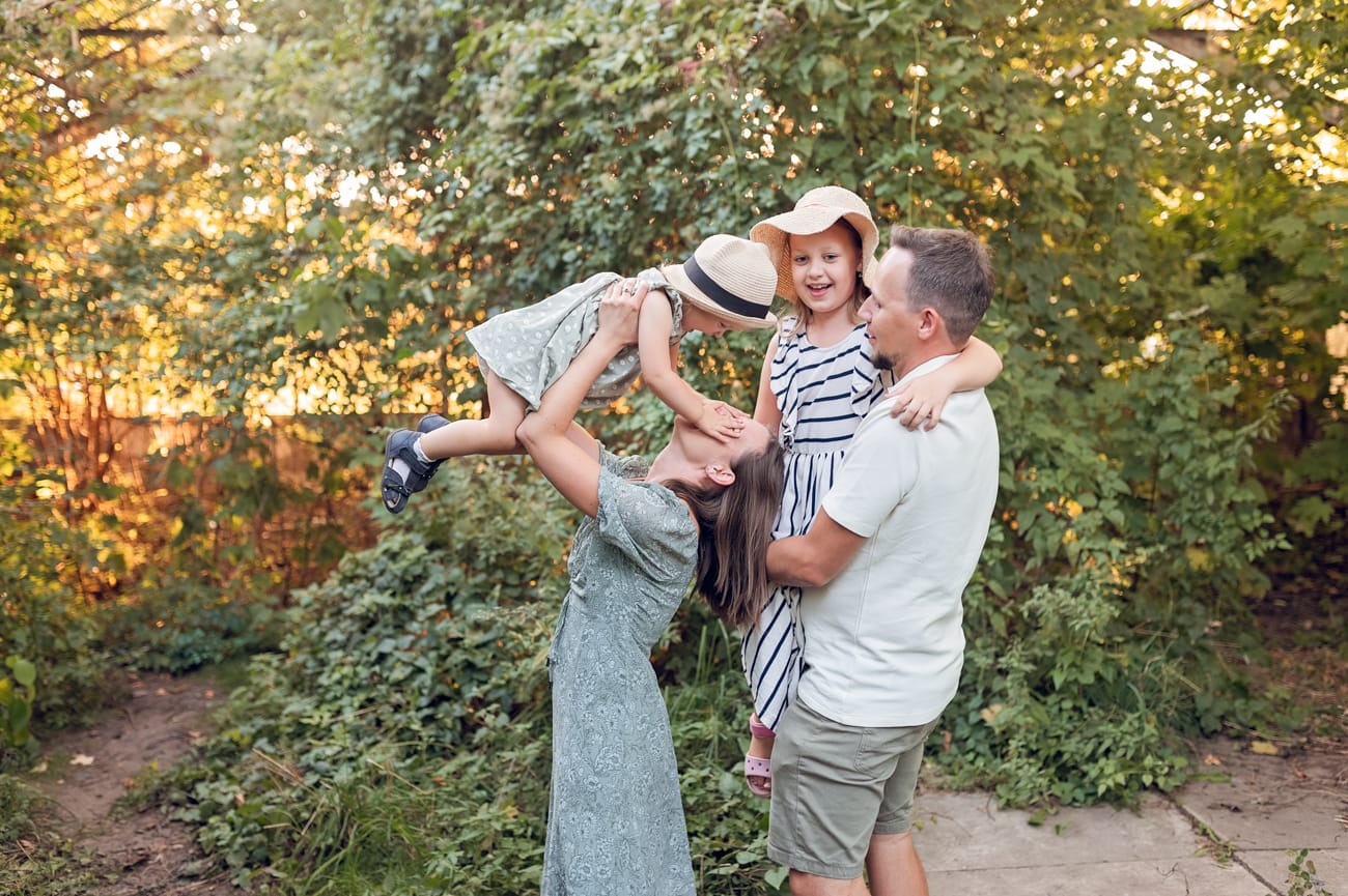 Radosna rodzina sesja w plenerze Gdynia