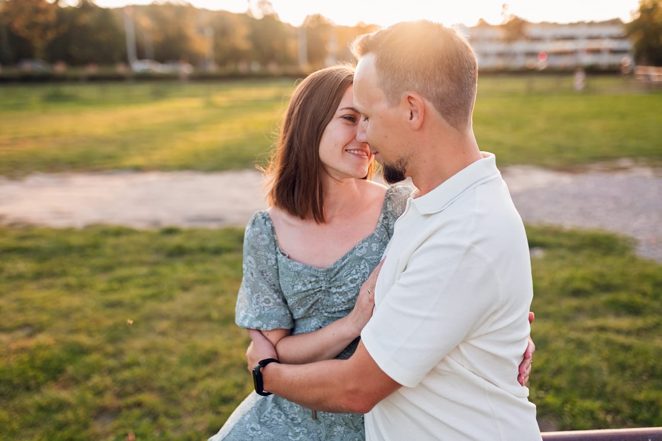 Rodzice na łące zachód słońca sesja rodzinna Gdynia
