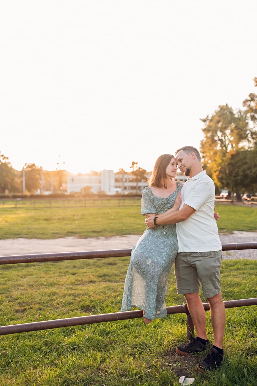 Portret rodziców zachód słońca sesja w plenerze
