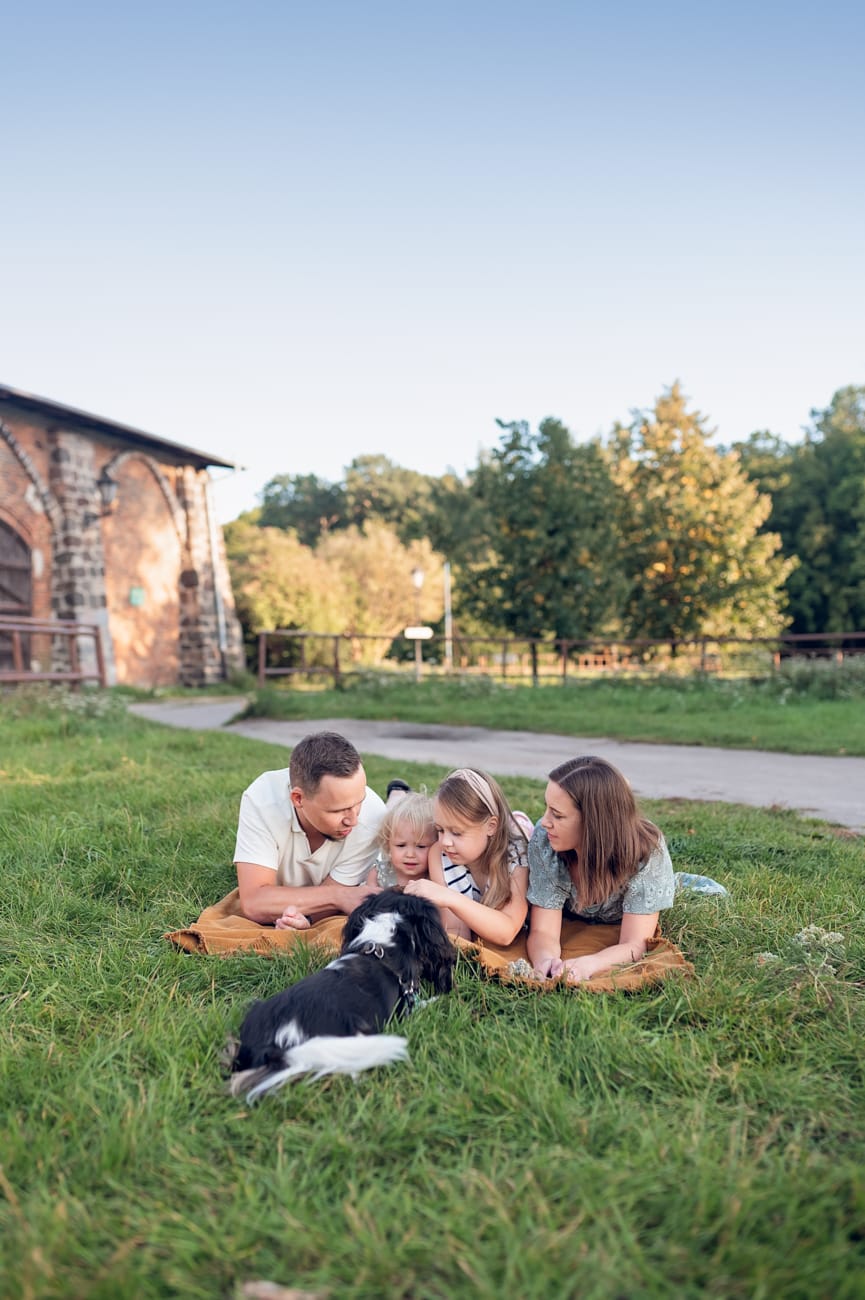 Rodzina z córkami i psem sesja w plenerze Gdynia