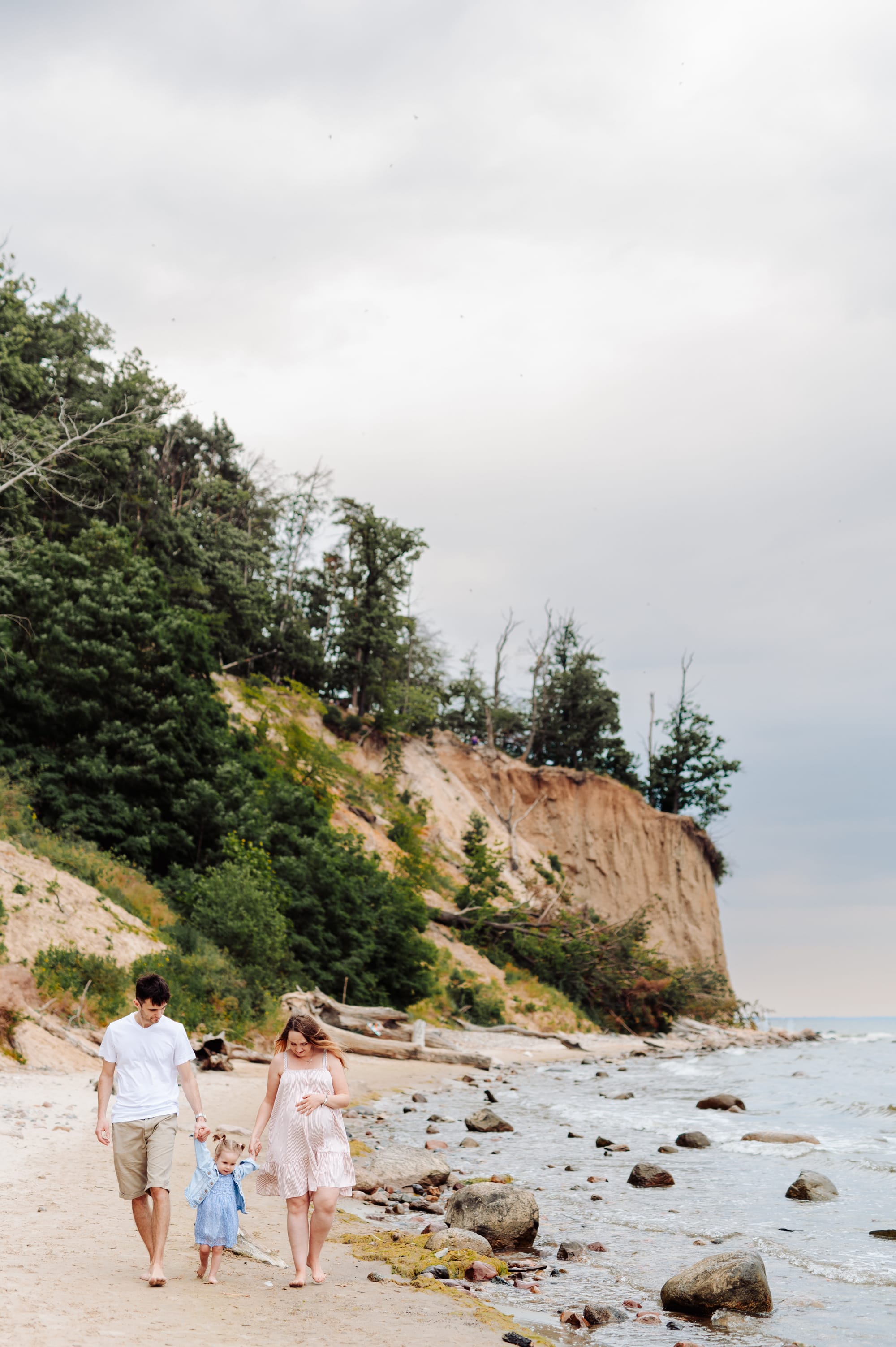 Plaża w Orłowie w Gdyni — charakterystyczny klif w tle podczas sesji rodzinnej nad morzem