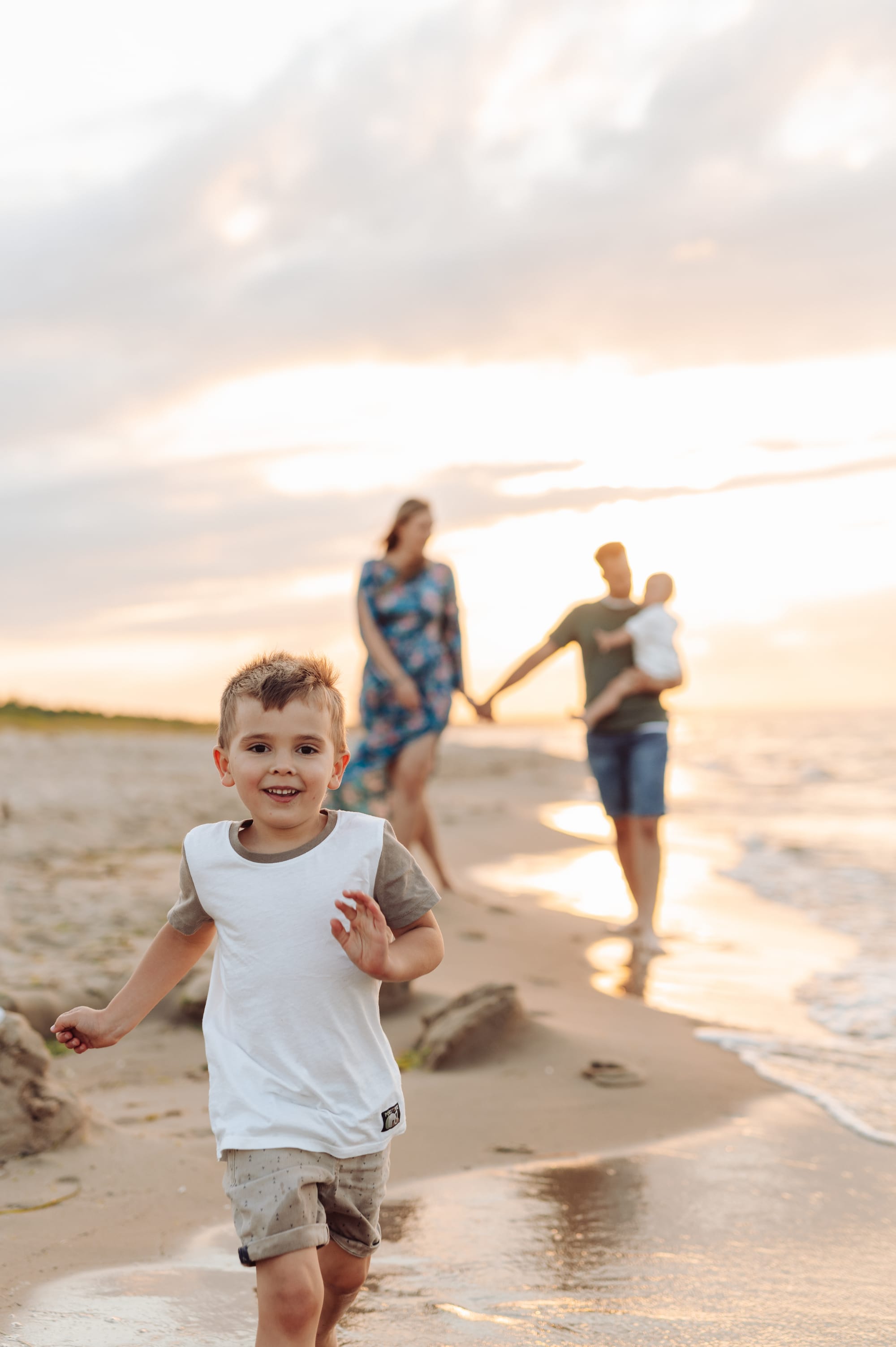 Zachód słońca nad morzem podczas sesji rodzinnej w Trójmieście — ciepłe złote światło wieczornej sesji plenerowej