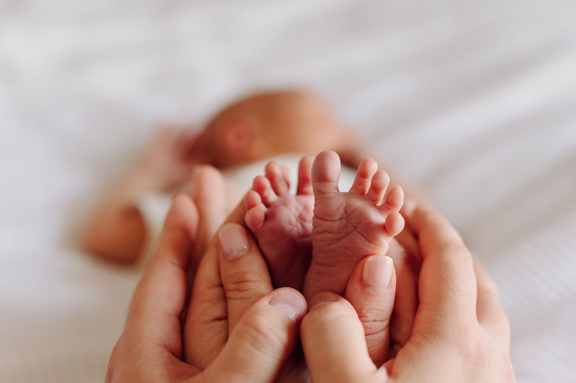 Detal stópki noworodka podczas sesji noworodkowej w domu w Trójmieście