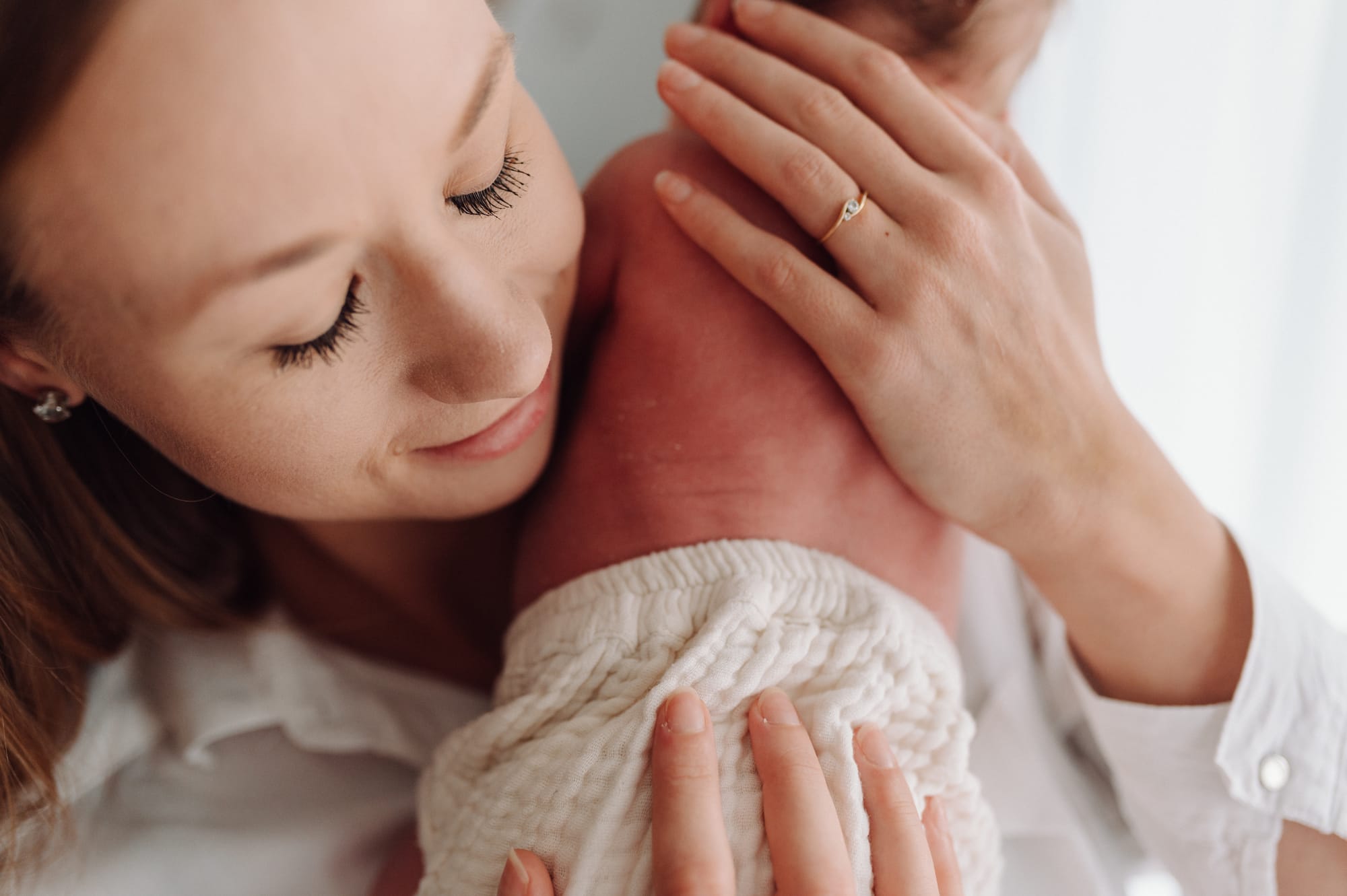 Mama z noworodkiem podczas sesji noworodkowej w domu w Sopocie