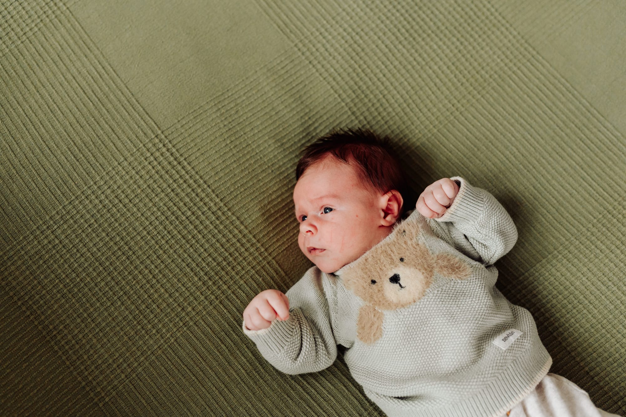 Przygotowane miejsce do domowej sesji noworodkowej przy oknie w Gdyni