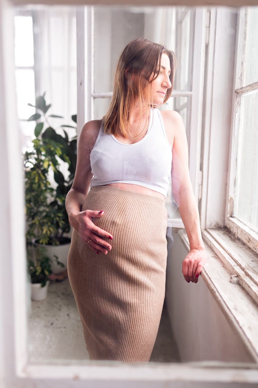 Portret mamy w ciąży sesja ciążowa w studio