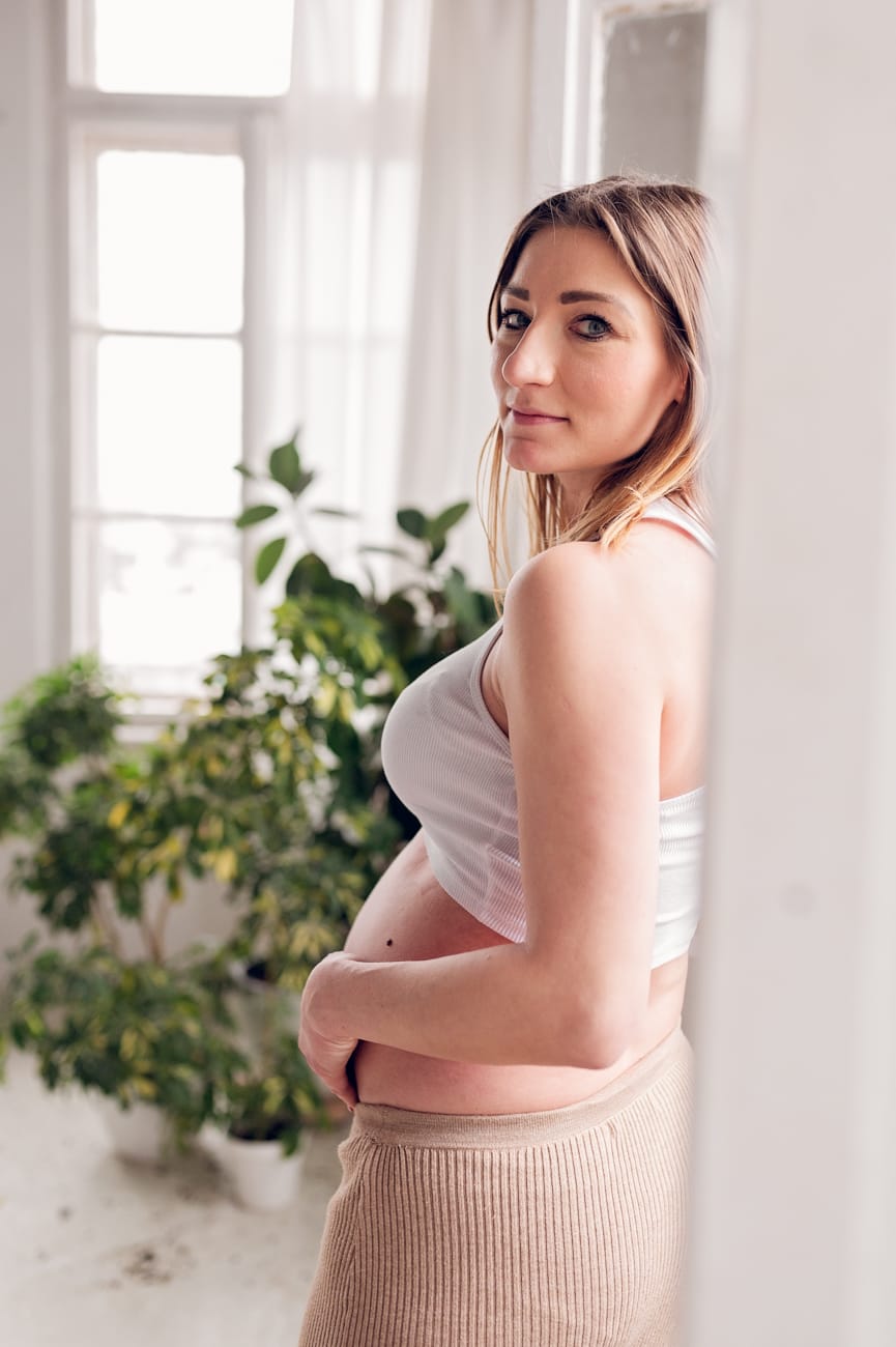 Mama w ciąży sesja ciążowa solo w studio