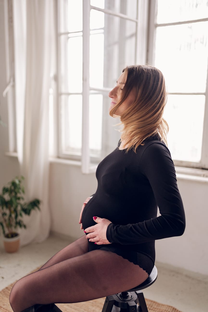 Mama w ciąży sesja ciążowa w studio industrialne