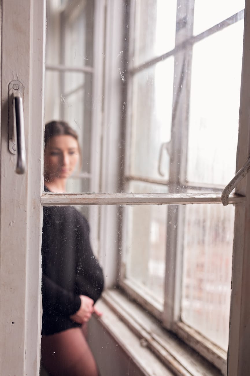 Industrialne studio sesja ciążowa Gdańsk surowe ściany