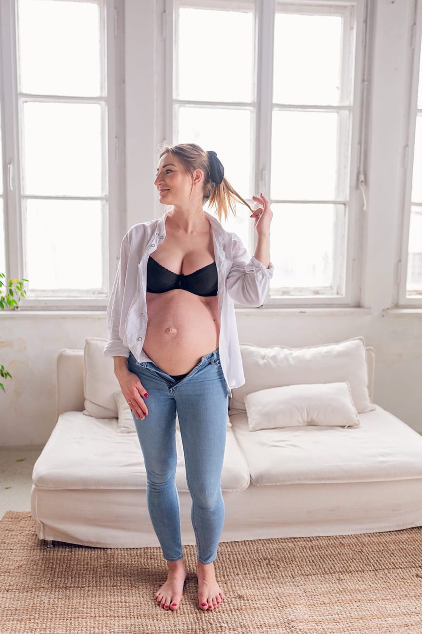 Mama w ciąży minimalistyczna stylizacja sesja studio