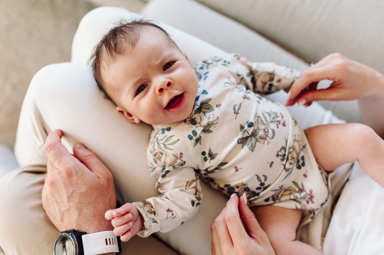 Pierwsze uśmiechy niemowlaka sesja rodzinna Gdańsk