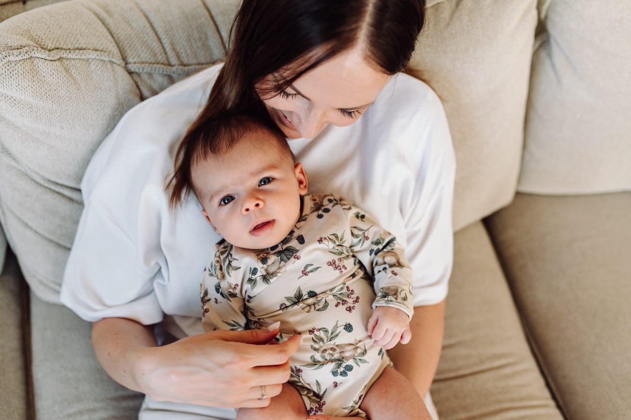 Mama z niemowlakiem na kanapie — naturalne zdjęcia Gdańsk